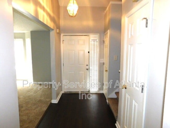 Building Photo - 5147 Round Table Dr