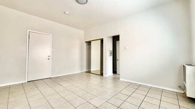 Building Photo - 5606 S Figueroa St
