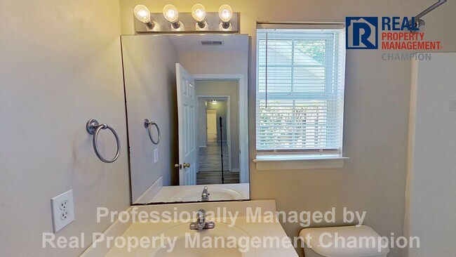 Building Photo - 3 BD/2BA Home with Fenced Back Yard in Azalea Trace - Students Welcome