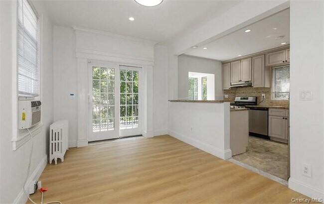 Building Photo - 11 Floyd Pl