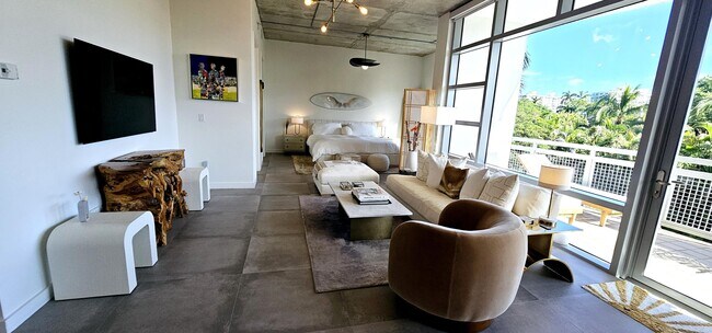 Building Photo - 365 SE 6th Ave