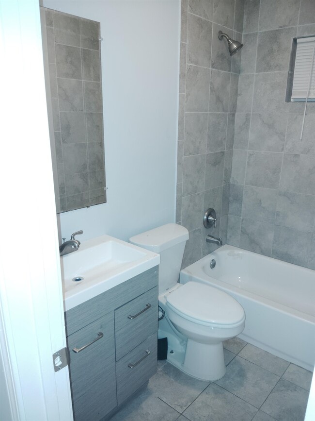 Building Photo - 881 N Claybrook St