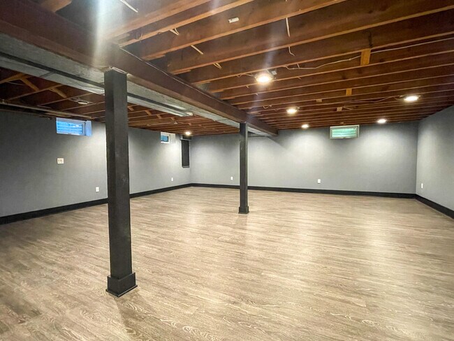 Building Photo - 6211 Fisher Ln