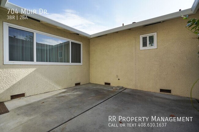 Building Photo - 704 Muir Dr