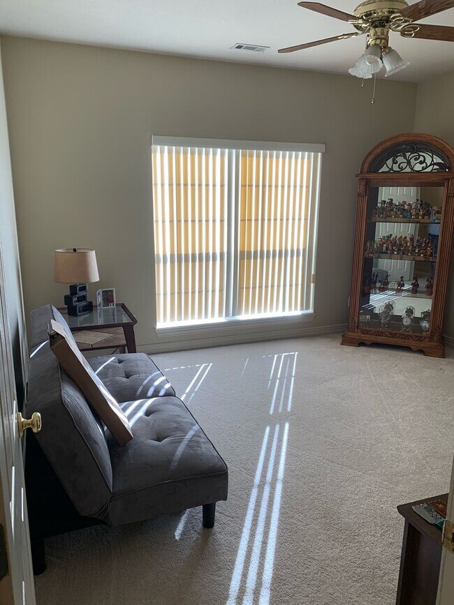 Building Photo - 746 Larkspur Ln