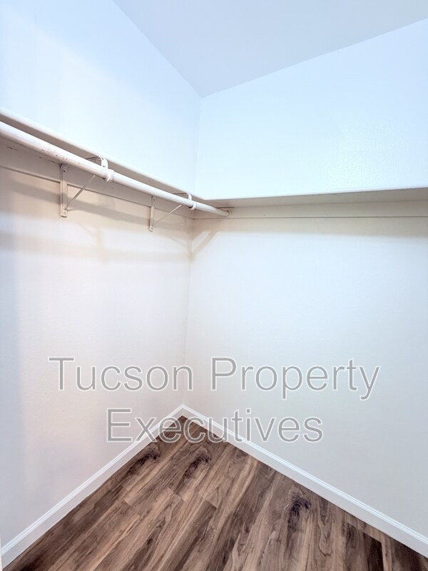 Building Photo - 3810 E Monte Vista Dr