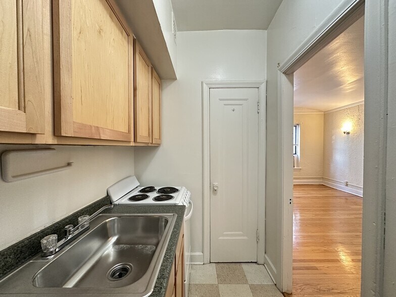 Building Photo - 566 W Arlington Pl