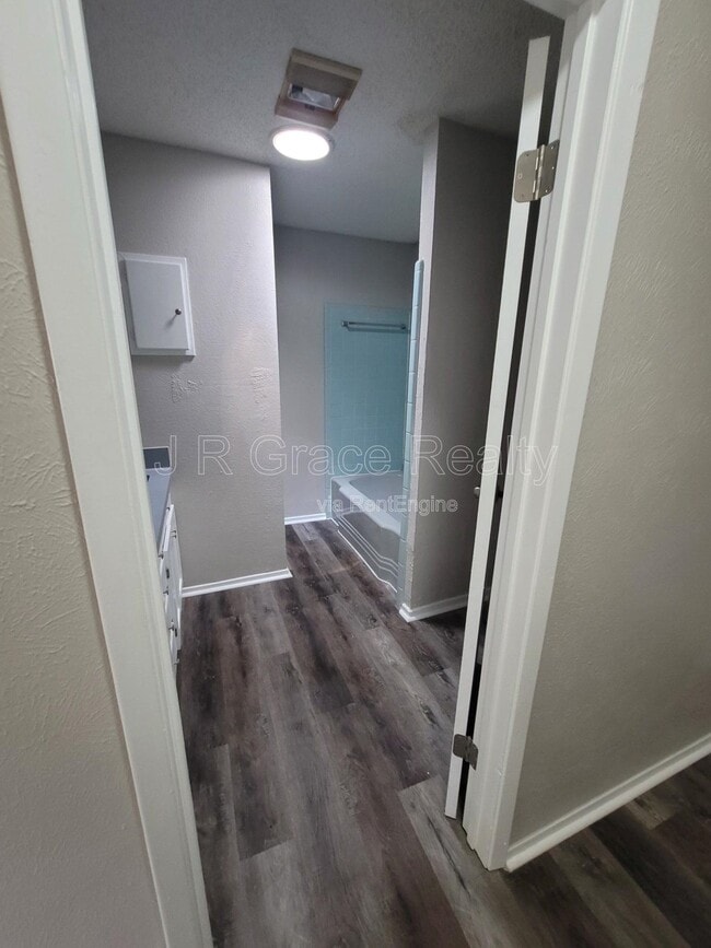 Building Photo - 2225 Charboneau Dr