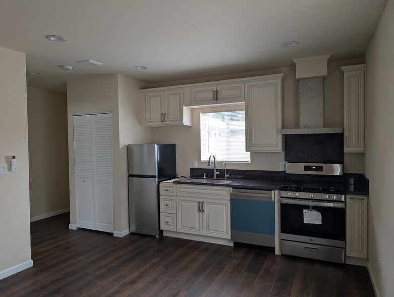 Building Photo - 702 S Pine St