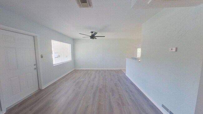 Building Photo - Freshly renovated 3/1