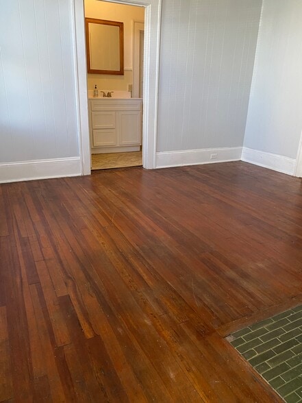 Building Photo - 220 W End Blvd