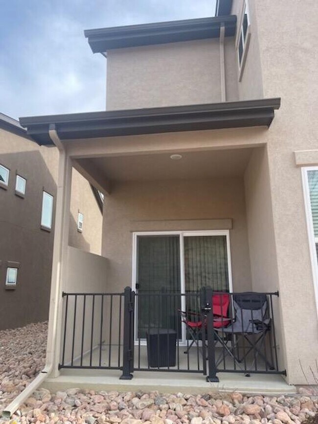 Building Photo - FULLY FURNISHED 3 Bed Luxury End Unit Townhome backs to Nature