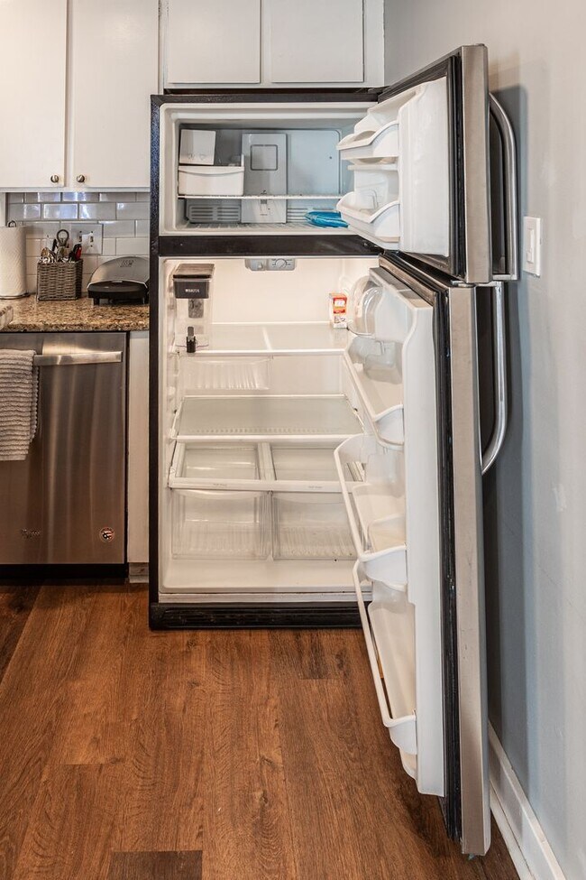 Building Photo - 1515 1/2 S Carson Ave