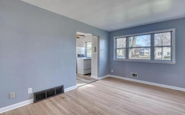 Building Photo - 7233 W Lakefield Dr