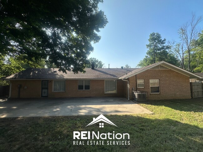 Building Photo - Spacious 4BR/2BA Memphis Rental with 2-Car Garage, Hardwood Floors & Fireplace