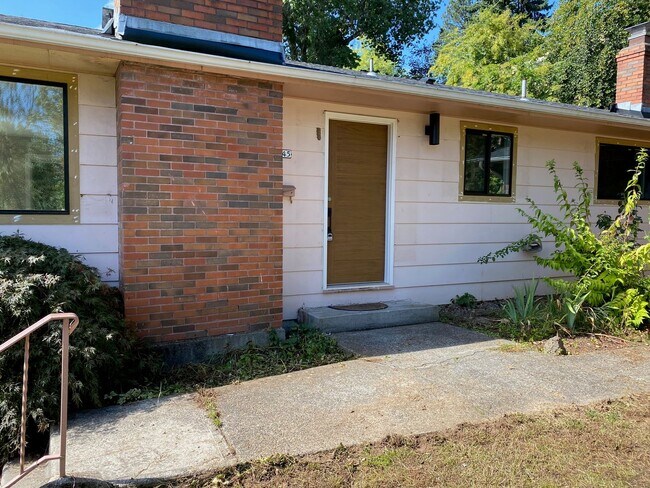 Building Photo - 3043-3045-3045 SW Dolph Ct