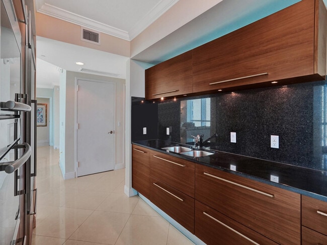 Building Photo - 101 S Fort Lauderdale Beach Blvd