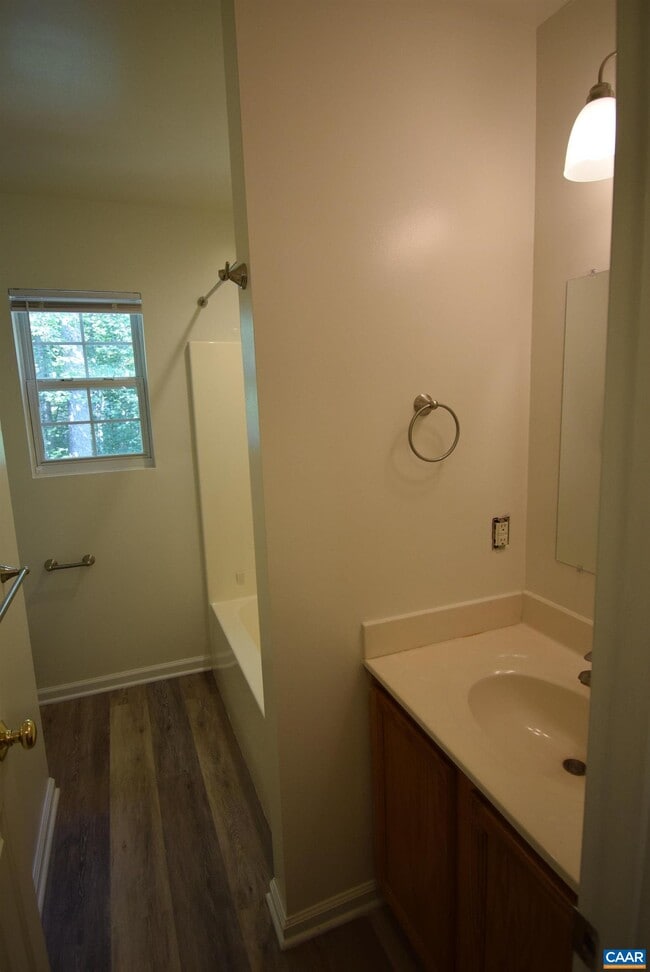 Building Photo - 19 Woodlawn Dr