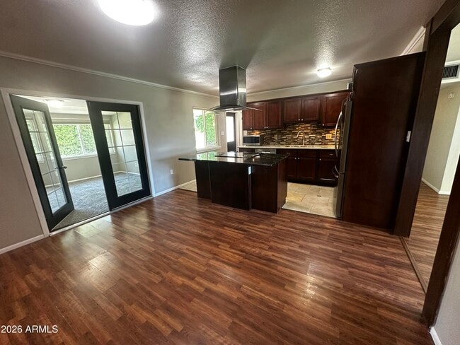 Building Photo - 8737 E Jackrabbit Rd