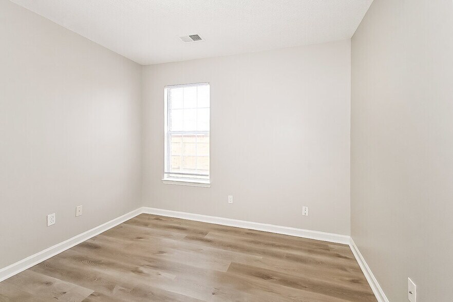 Building Photo - 5570 Alexandria Ln