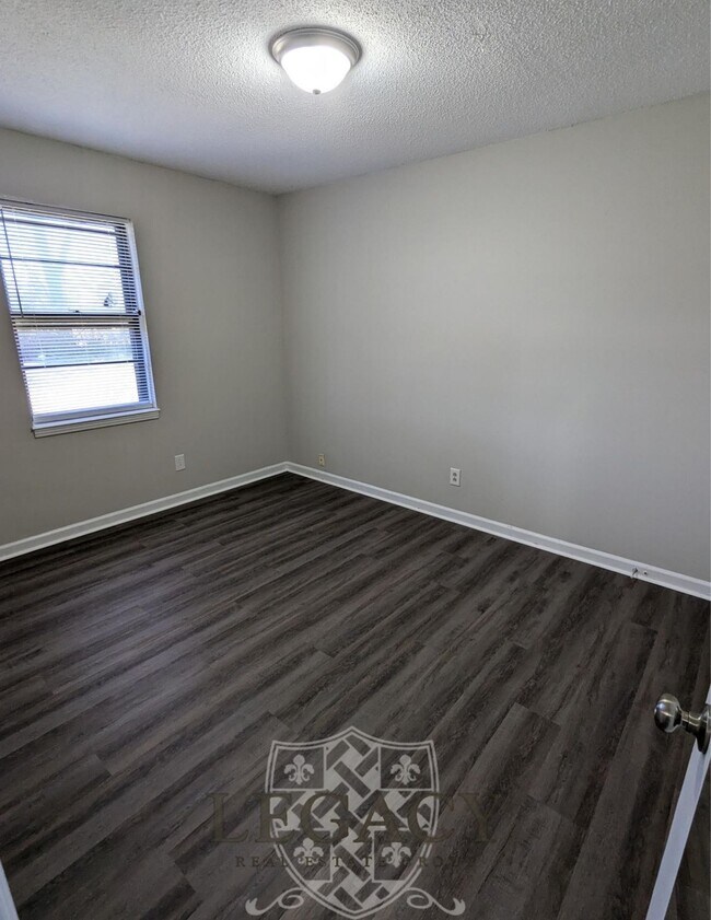 Building Photo - 413 Shawnee Dr