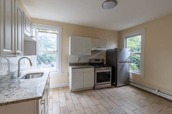Building Photo - 204 Redmond St