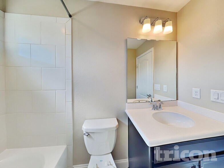 Building Photo - 195 Silver Creek Pl