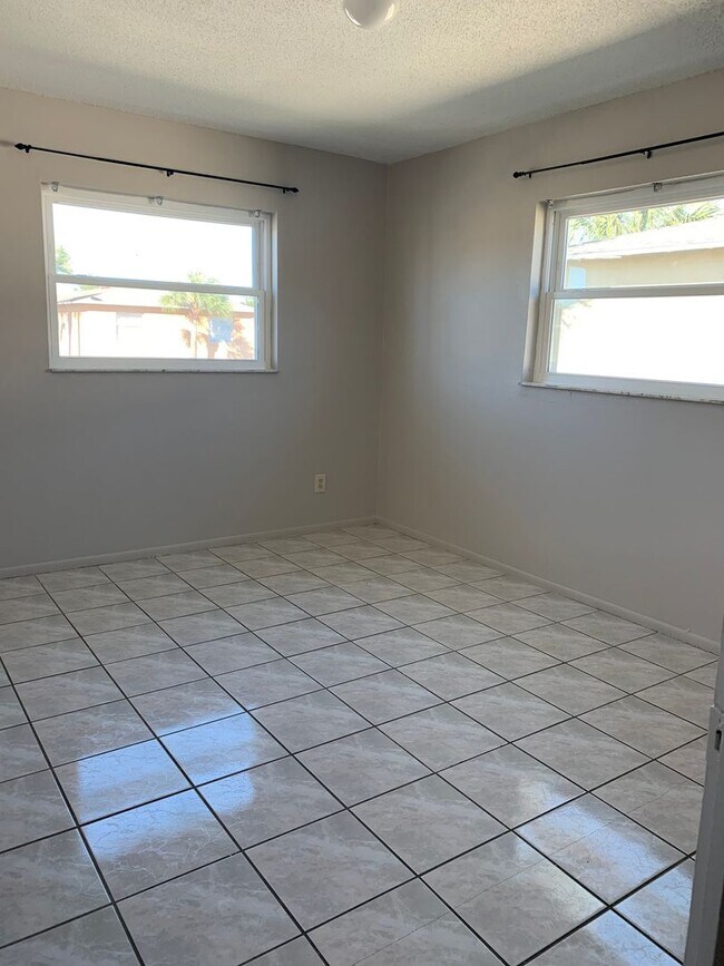 Building Photo - 2/1 Condo For Rent  in St. Cloud Next Near Excellent Schools