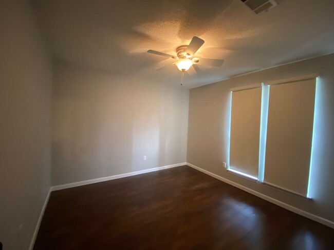 Building Photo - 3 Bedroom House located off Burbank near S...