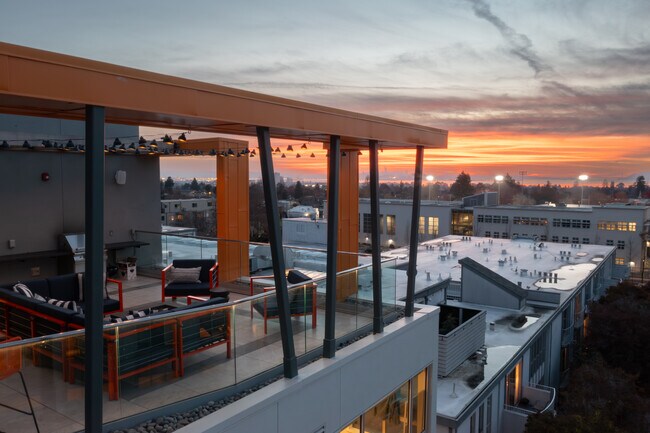 Building Photo - B28