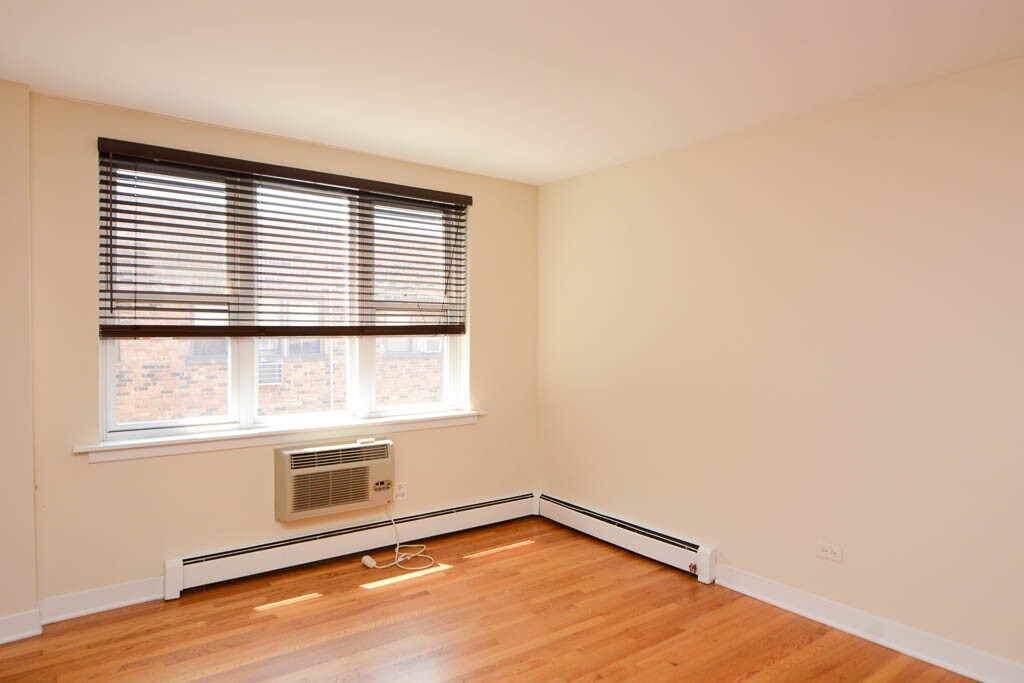 Building Photo - 675 W Wrightwood Ave