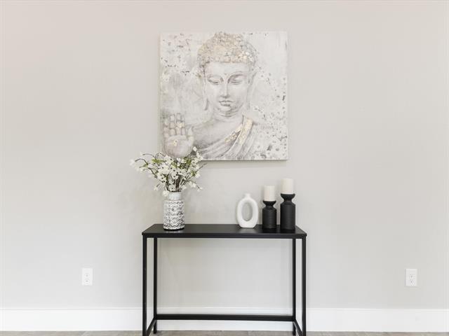 Building Photo - 2411 Mercedes St