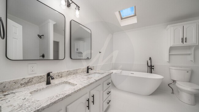 Building Photo - Spacious 4 Bedroom Near Woodman & Black Fo...