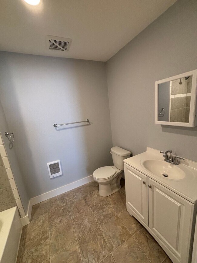 Building Photo - 741 Manitou Ave