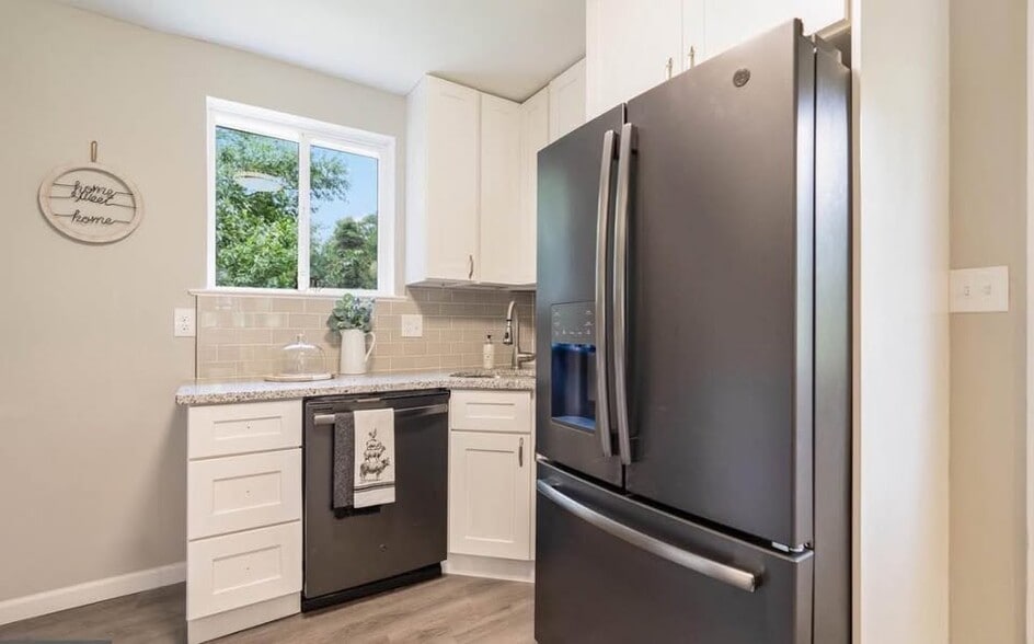 Filtered water and ice dispenser french-door fridge - 1212 Clovis Ave
