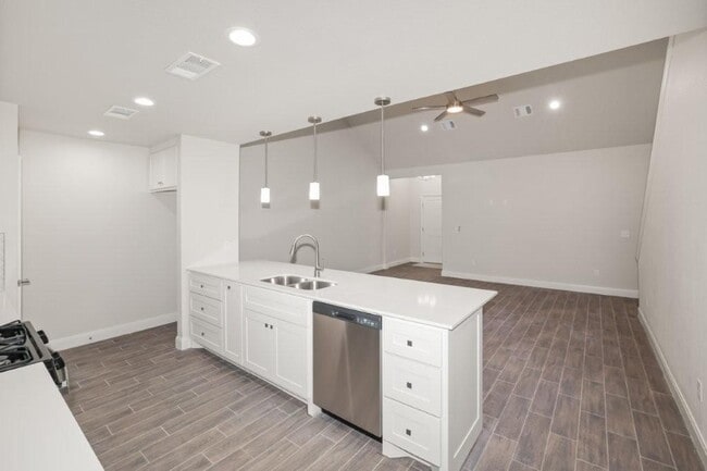 Building Photo - 7627 Woodford Ave