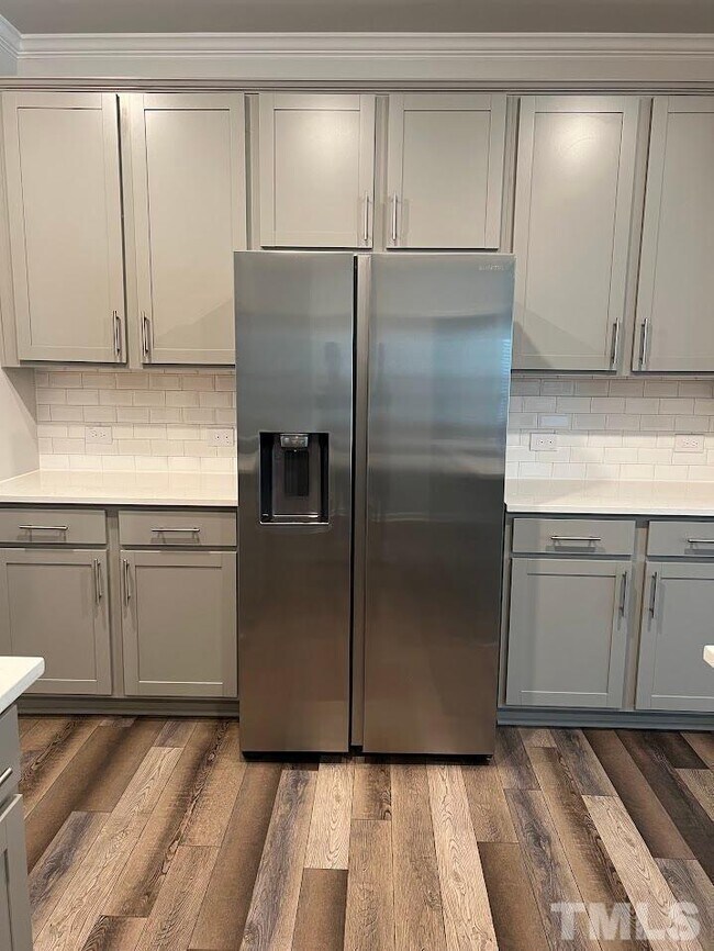 Building Photo - End Unit Townhome for Rent 3 bedroom Double Garage