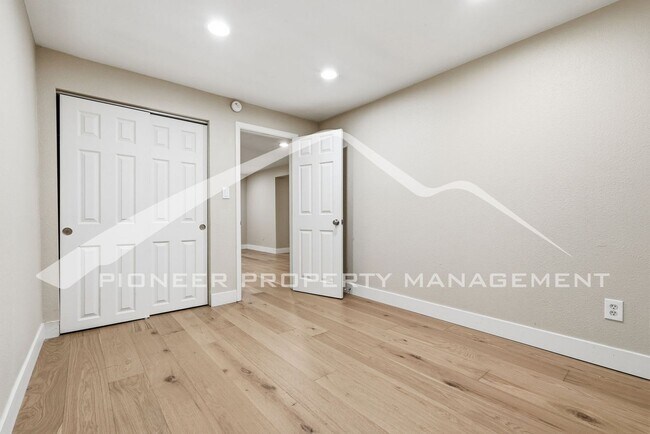 Building Photo - Spacious Duplex with Central AC and Washer/Dryer