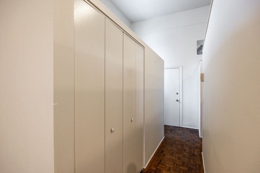 Building Photo - 2059 N Clifton Ave