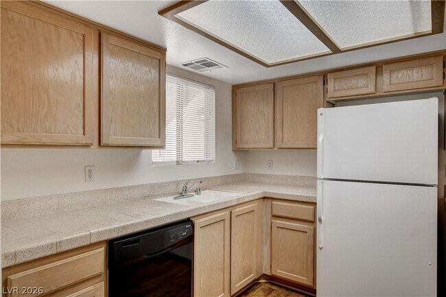 Building Photo - 7100 W Pirates Cove Rd