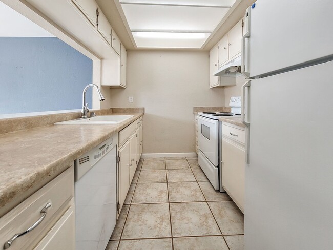 Building Photo - Bright End-Unit Townhome Across from Edmon...