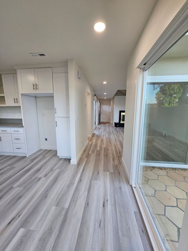 Building Photo - Gorgeous COMLETELY RENOVATED 3 Bed/2.5 Bat...