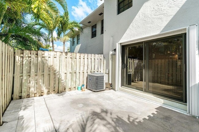 Building Photo - 421 N Cypress Dr