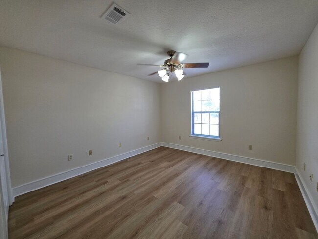 Building Photo - 916 Rentz Ave