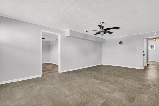 Building Photo - 2 bed/1 bath apartment