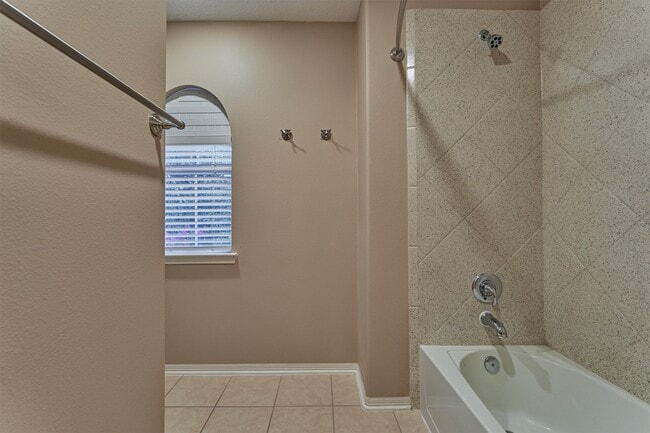 Building Photo - 8406 Oak Villa Ct