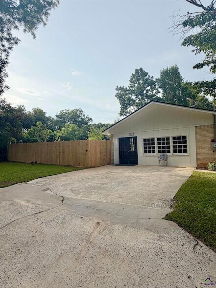 Building Photo - 533 Lake Joy Rd