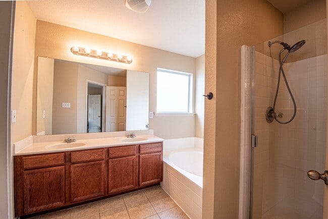 Building Photo - Spacious 4/2.5 Rental in Great ISD & LOTS ...