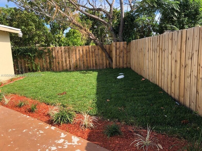 Building Photo - 2431 Plunkett St