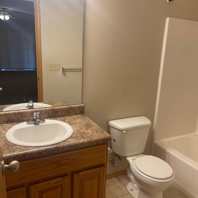 Building Photo - Beautiful 4 bedroom 3 full bathroom Townhome available Now!